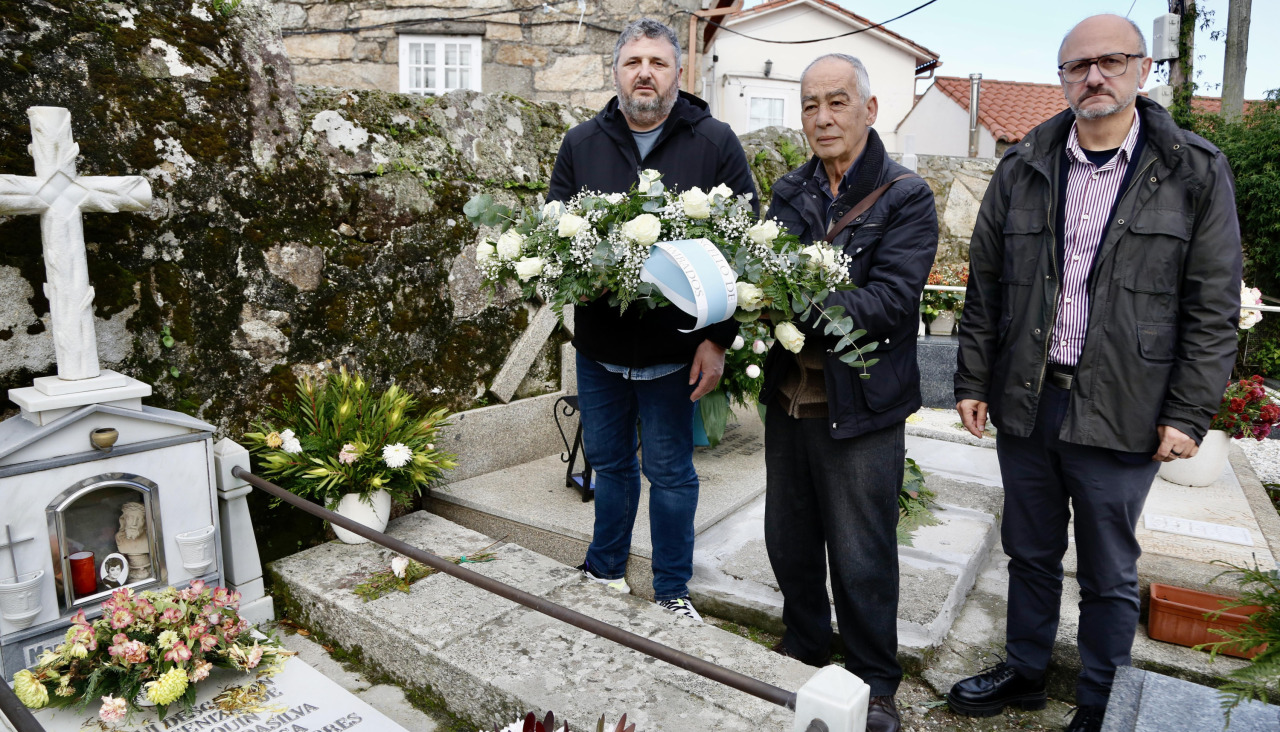 La ofrenda floral se llevó a cabo en Santa Mariña