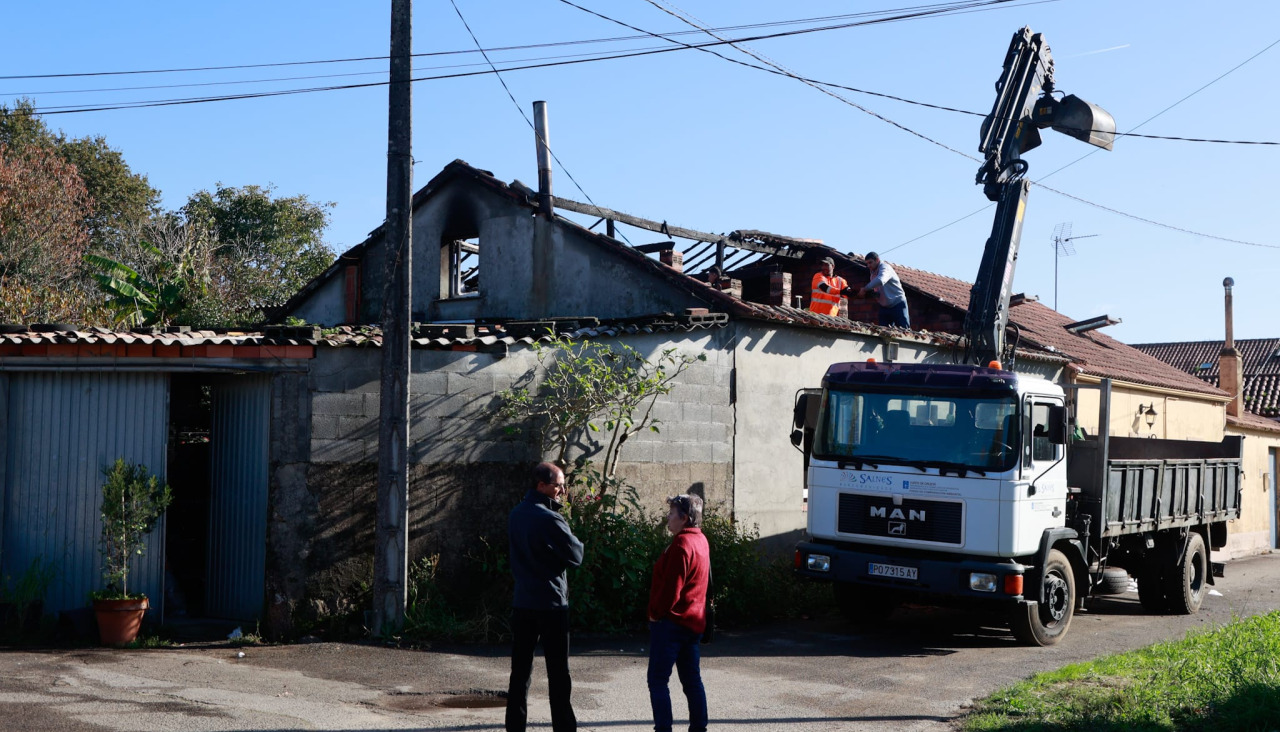 El tejado colapsó ante el avance de las llamas