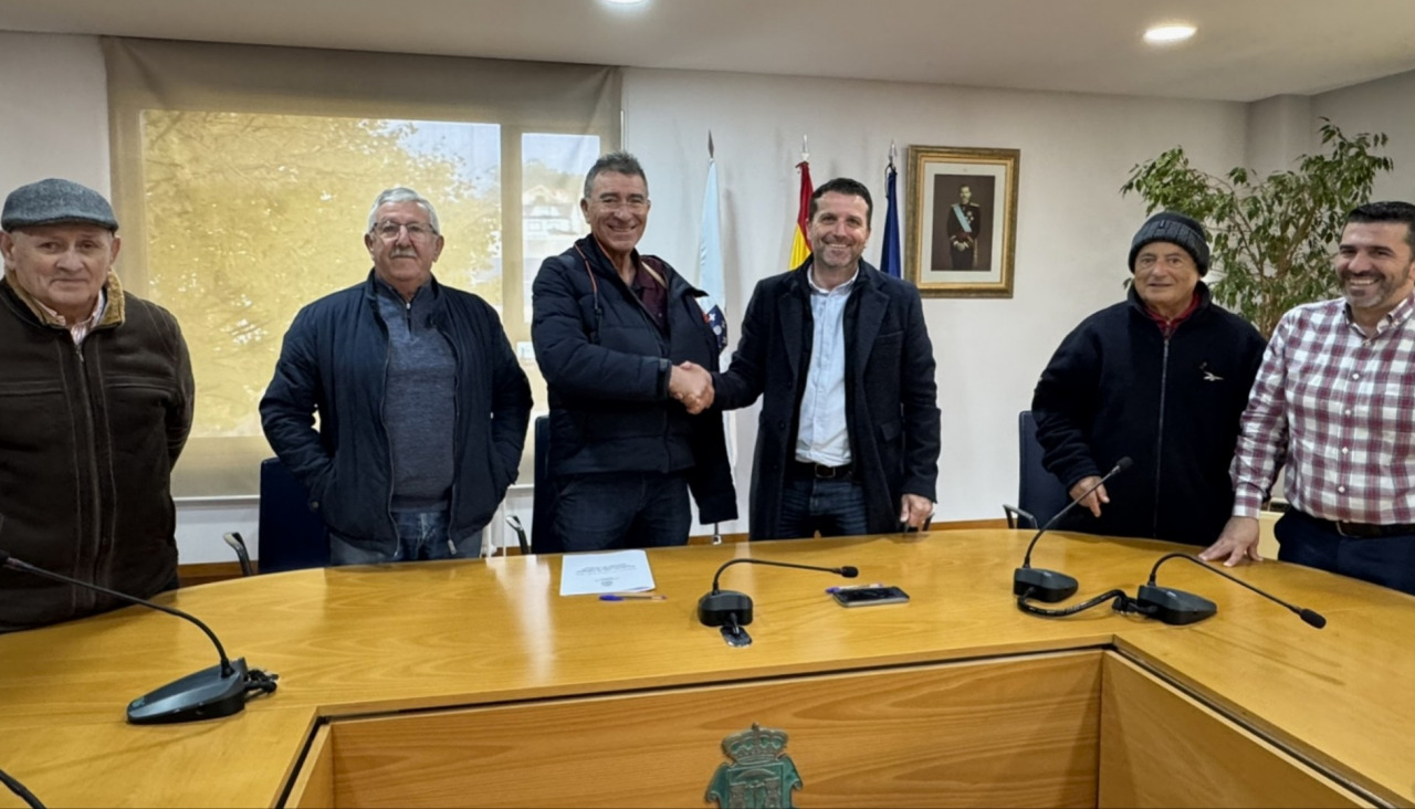 El presidente del Club de Xubilados de Lampón, arropado por directivos de la entidad, firmó un convenio de colaboración con el Ayuntamiento