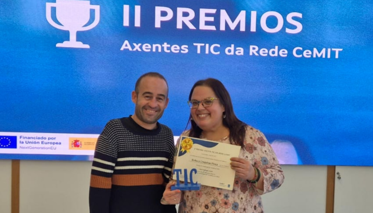Rebeca Crujeiras, acompañada por el concejal Álex Vidal, recogió esta mañana en Santiago el primer premio como Agente TIC de la Red de Aulas Cemit