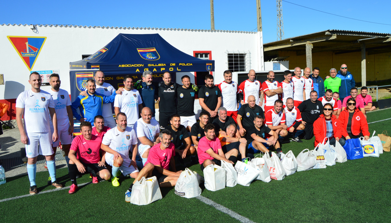 Todos los futbolistas participantes en el torneo de fútbol-7 posaron con las representantes de Cruz Roja Ribeira y las bolsas con los alimentos y otros productos de primera necesidad donados