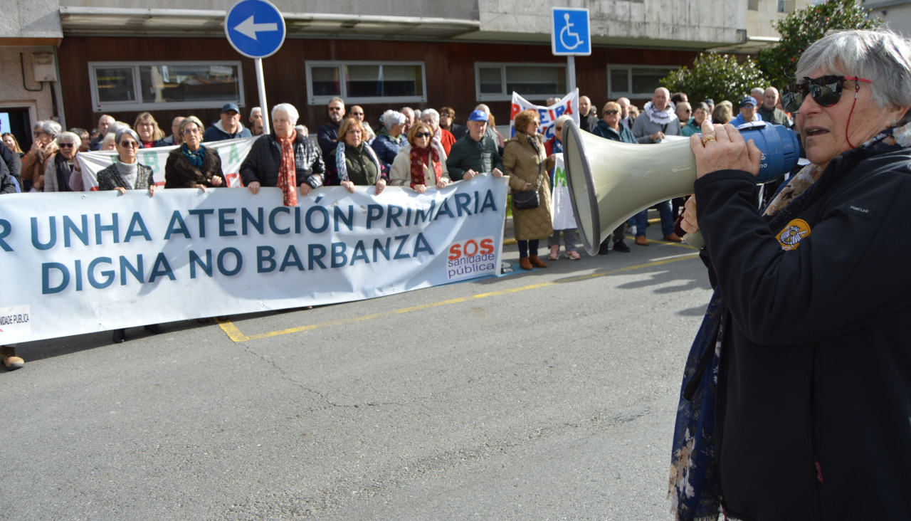 Decenas de personas secundaron una nueva convocatoria de concentración de la Plataforma en Defensa da Sanidade Pública do Barbanza delante del centro de salud de Ribeira