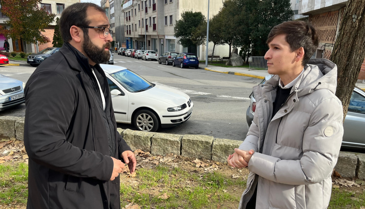 Francisco Suárez-Puerta y Luis Pérez visitaron el barrio de Abesadas para dar a conocer algunas de las propuestas que tenían diseñadas cuando gobernaban Ribeira