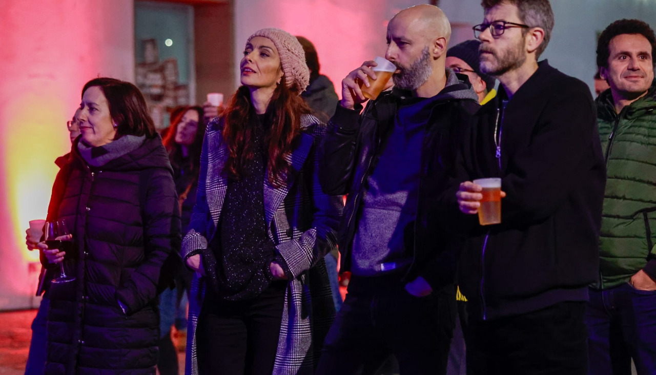 La Praza da Peixería es el lugar elegido para una nueva edición de Castes, que combina a la perfección la pasión por los vinos y también por la música. Una fórmula que sirve además para desestacionalizar el turismo a estas alturas del año