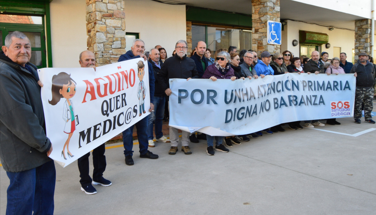 Un grupo de vecinos de Aguiño y su entorno se concentró detrás de unas pancartas para reclamar que su consultorio periférico tenga médicos al 100%