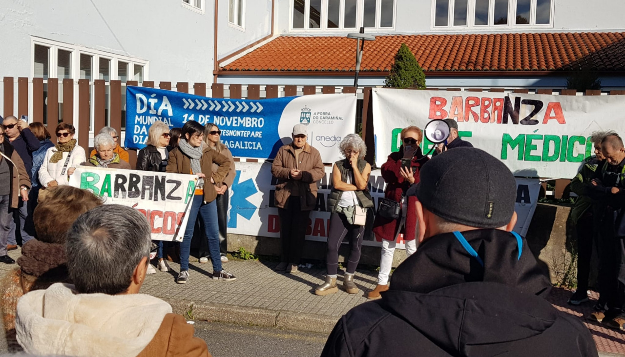 Decenas de personas volvieron a concentrarse delante del ambulatorio de A Pobra para exigir la cobertura de la totalidad de las plazas de médicos