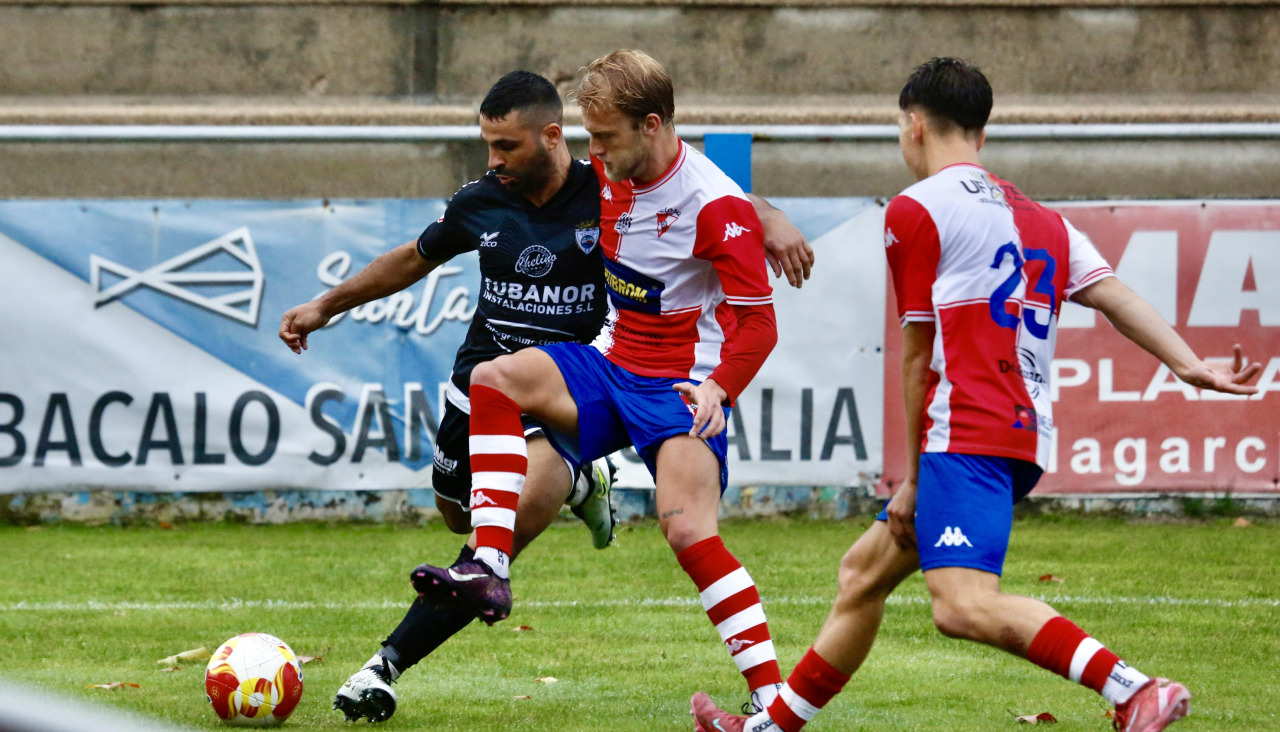 Rivera y Lombao durante un partido de esta temporada en A Lomba, donde el Arosa está invicto en lo que va  de liga