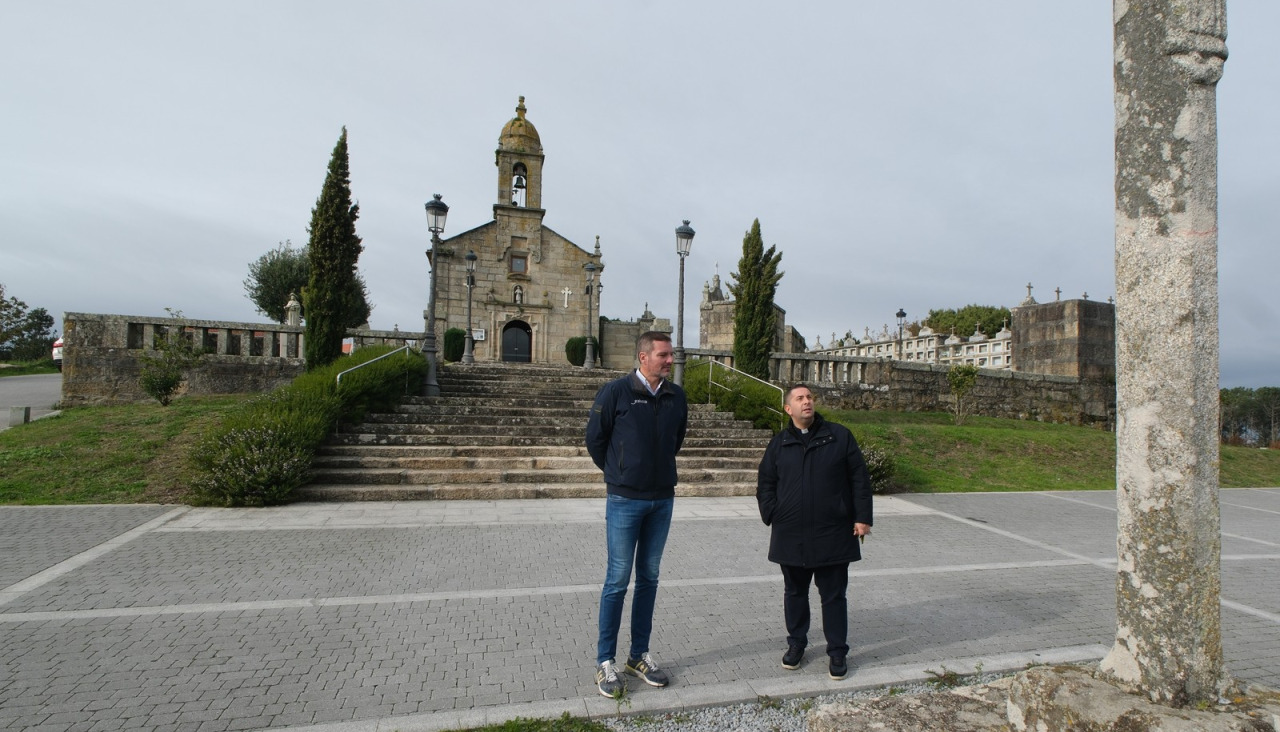 El conselleiro, José López Campos, y el cura de la parroquia
