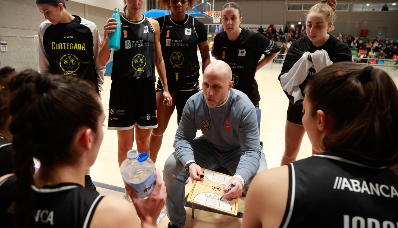 El equipo de Manu Santos empieza a mostrar el trabajo de las últimas semanas con la plantilla al completo