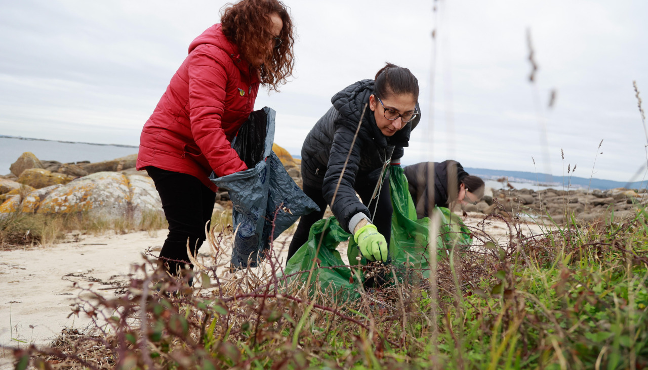 Voluntarias durante los trabajos de hoy en este arenal de A Illa de Arousa