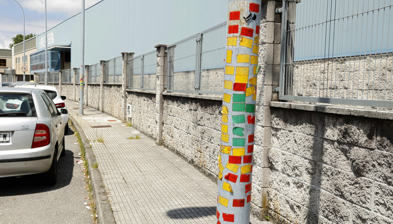 Imagen de una de las farolas con los adhesivos