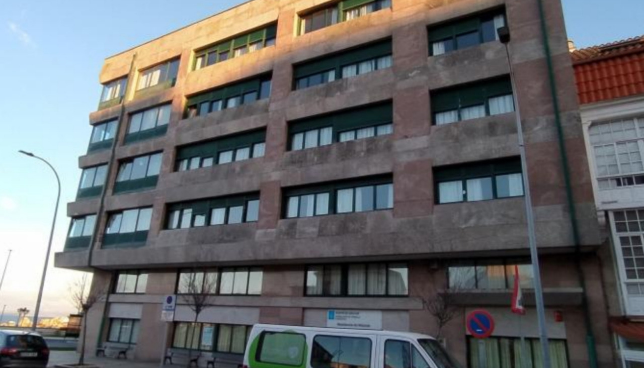 La residencia de mayores de Ribeira, con 106 plazas, está siendo gestionada por la empresa DomusVi