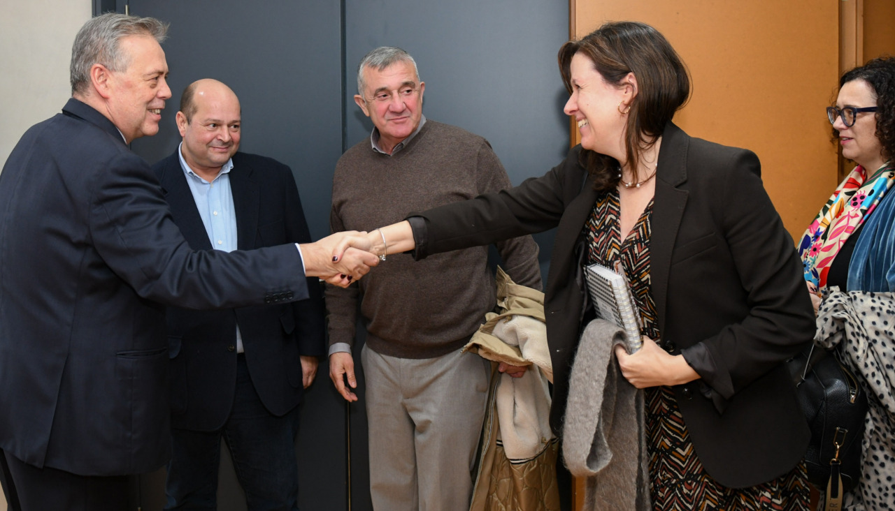 El conselleiro de Sanidade, Antonio Gómez Caamaño, estrecha la mano al a responsable de Relaciones Institucionales de Congalsa, Isabel Cañas, a su llegada a su despacho en Santiago