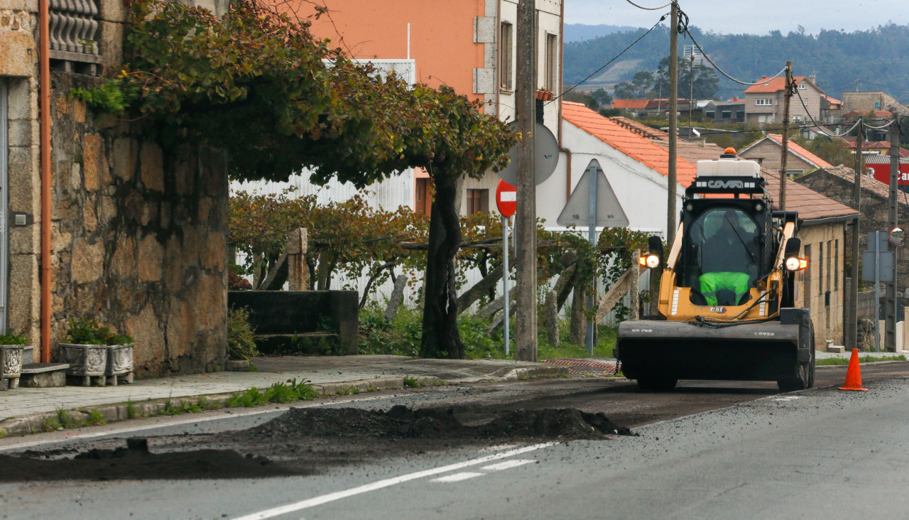 Actuaciones de parcheo en la PO-550, en Cambados, este año