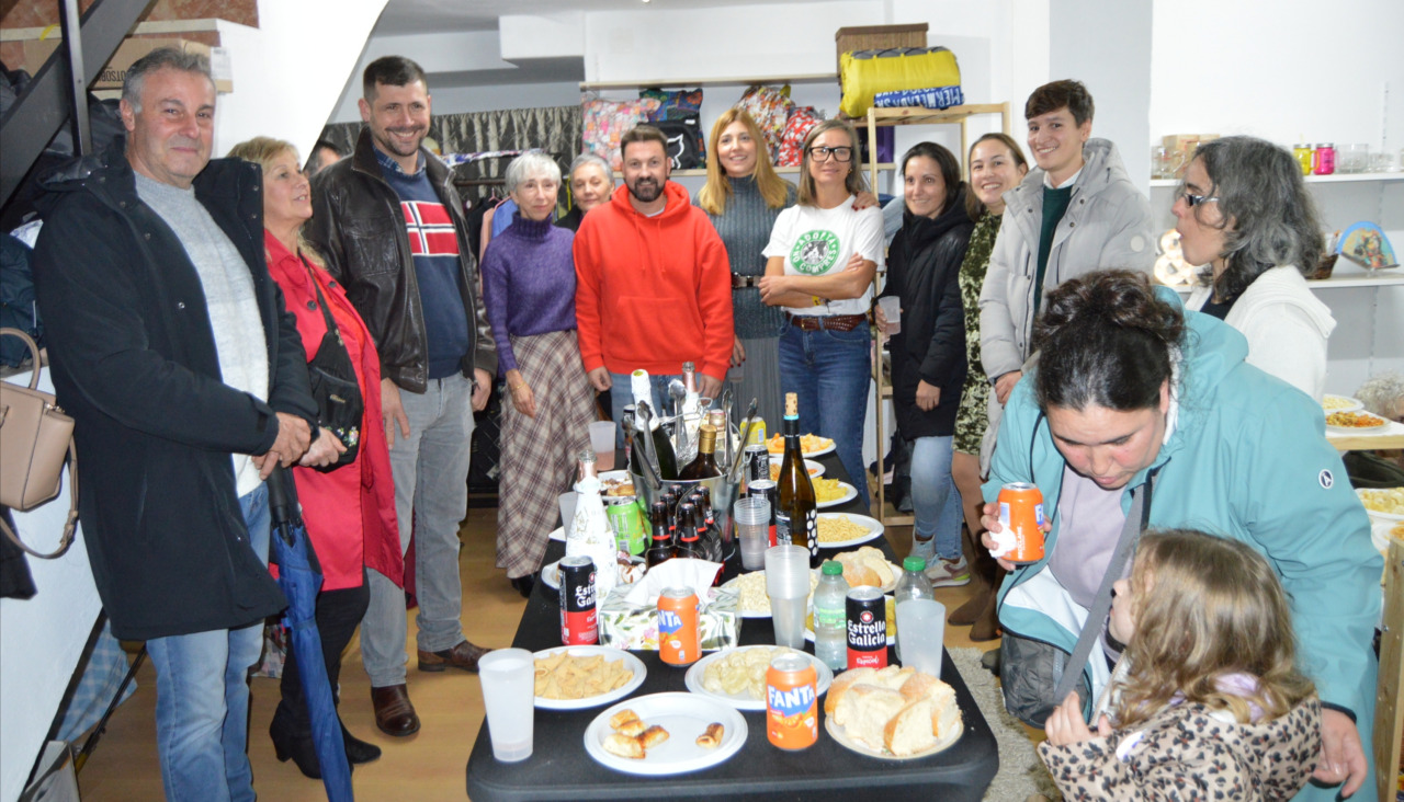 La inauguración de la sede social y tienda solidaria de Callejeros Barbanza tuvo lugar a última hora de la tarde del pasado sábado
