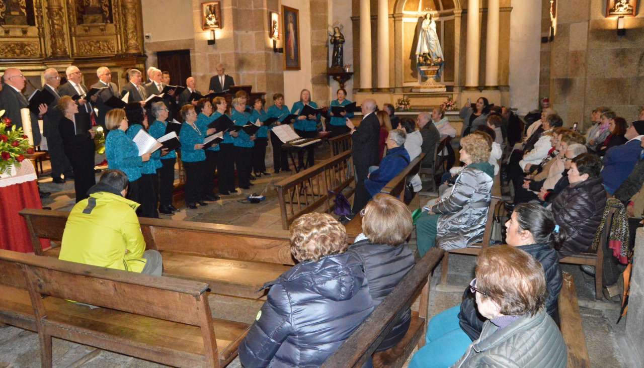 La Coral Polifónica del Círculo Mercantil de Ribeira ofreció un recital tras la misa vespertina en el templo parroquial de Santa Uxía, durante la cual también interpretó varias piezas