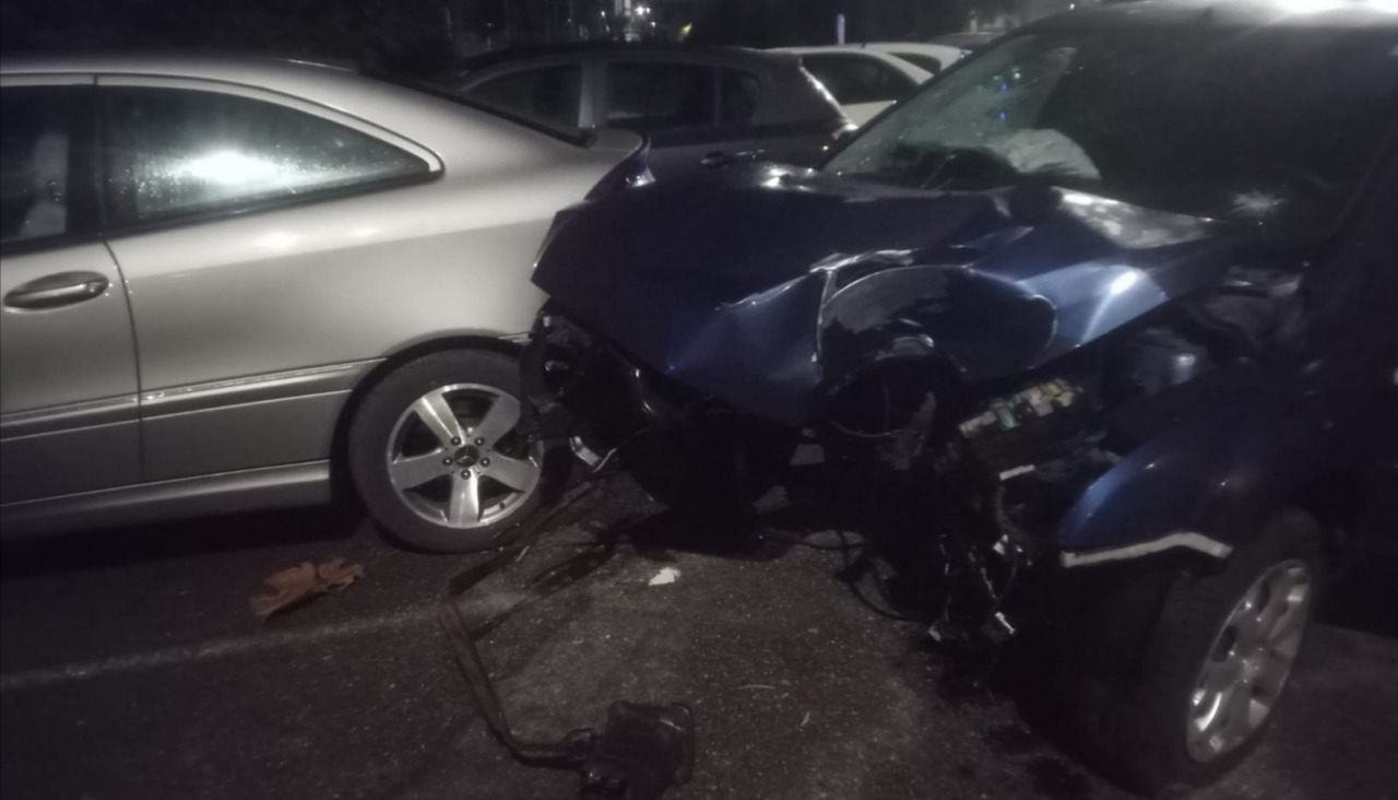Un coche acabó colisionando contra otros dos vehículos que estaban aparcados en la vía de servicio