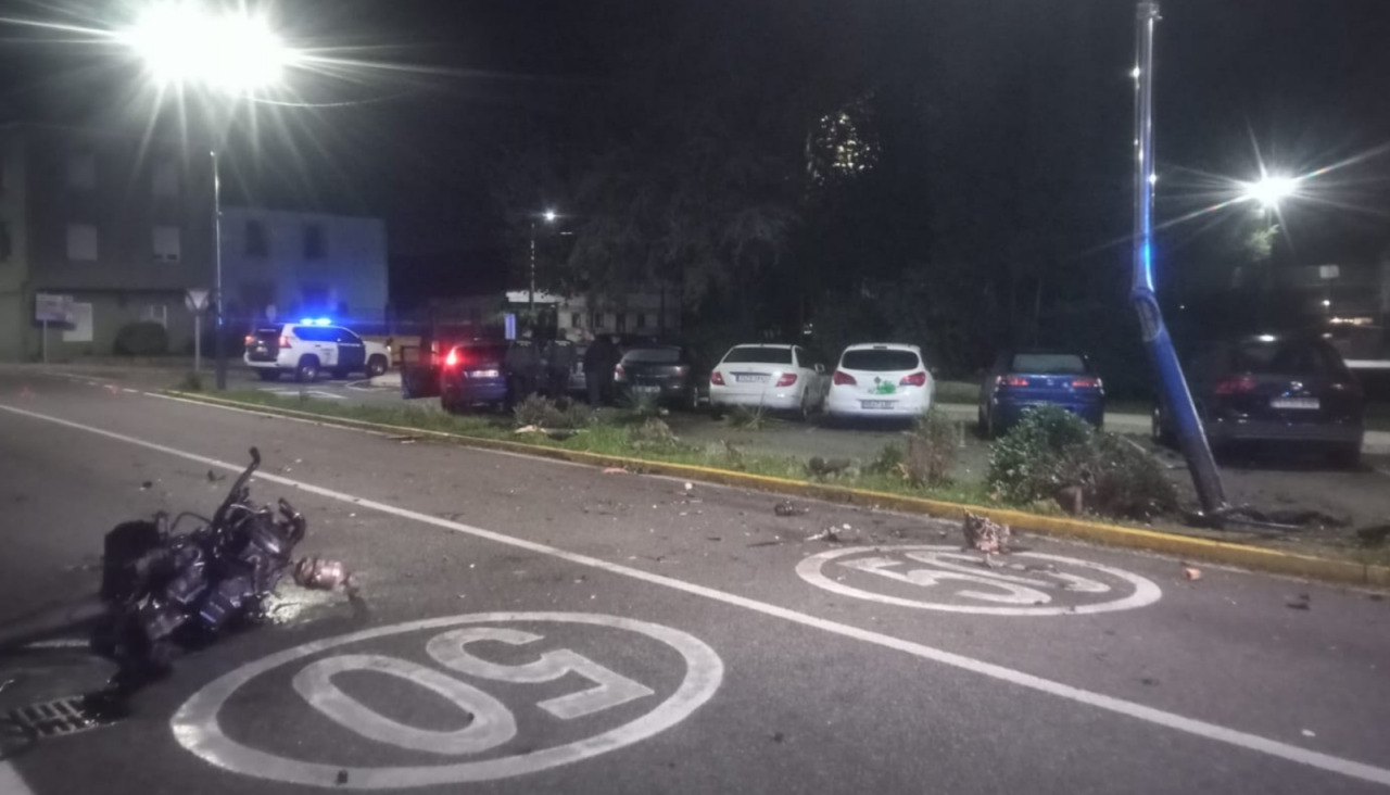 El motor del automóvil causante del siniestro salió despedido y acabó sobre un carril de circulación