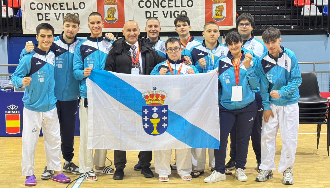 La delegación arousana posa junto a Mario Hermo en el Nacional disputado en el pabellón de Bouzas