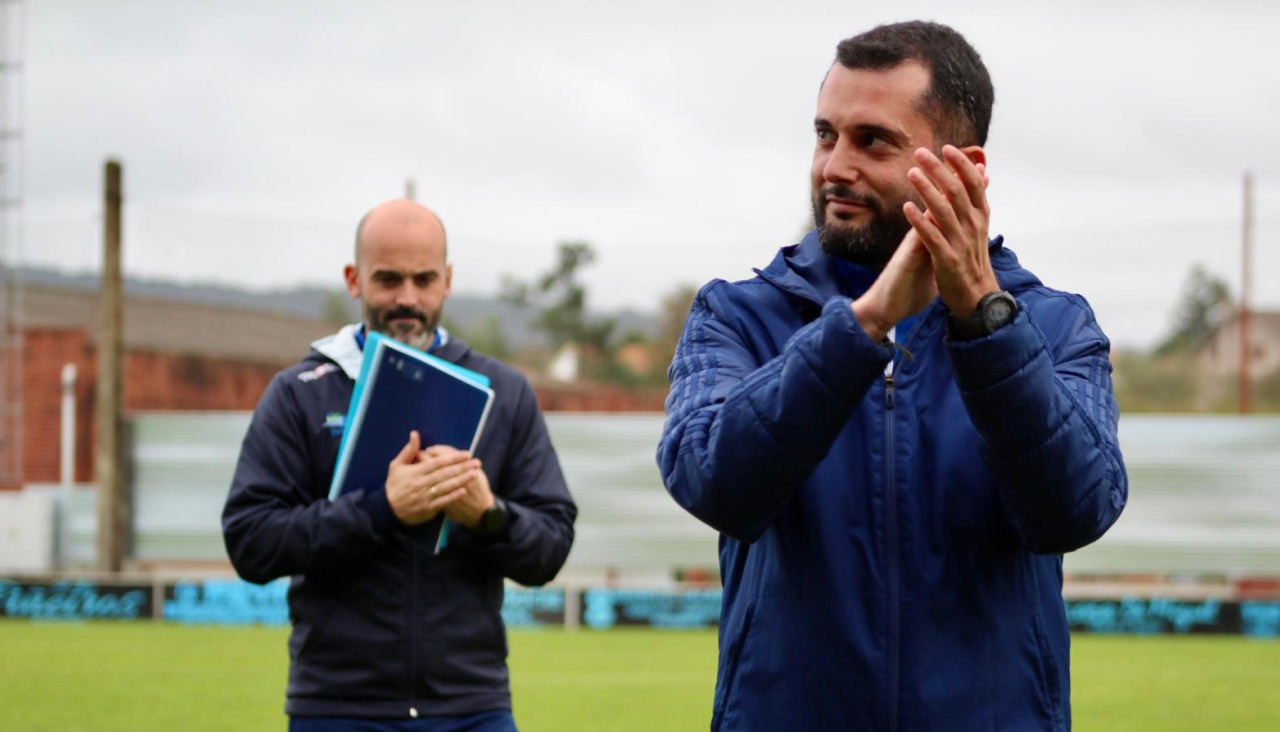 Roberto Lázaro fue recibido con una gran ovación y mucho cariño por parte de sus vecinos el domingo en su estreno como primer entrenador del Villalonga