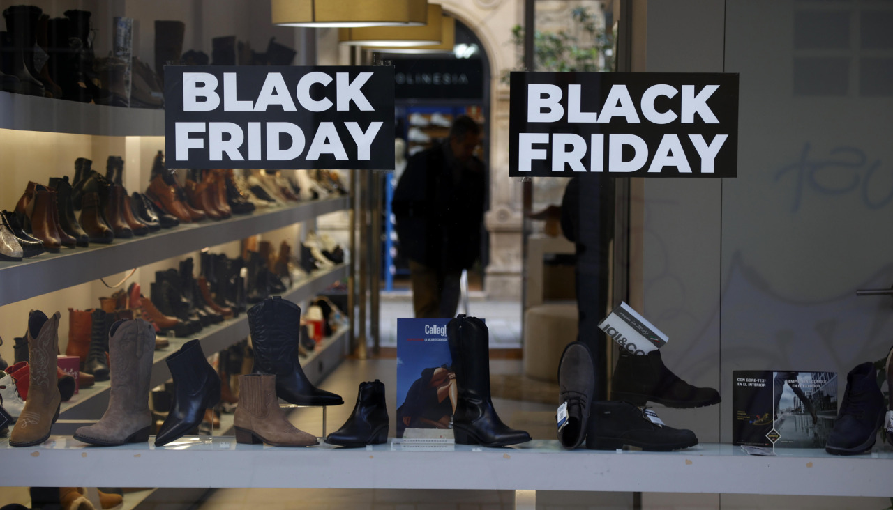Imagen de un escaparate por el Black Friday