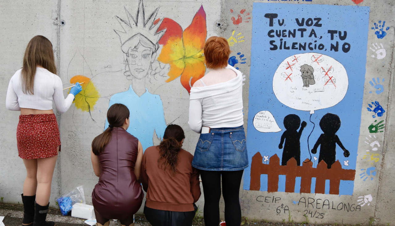 El mural fue pintado por las alumnas en el paseo de Canelas