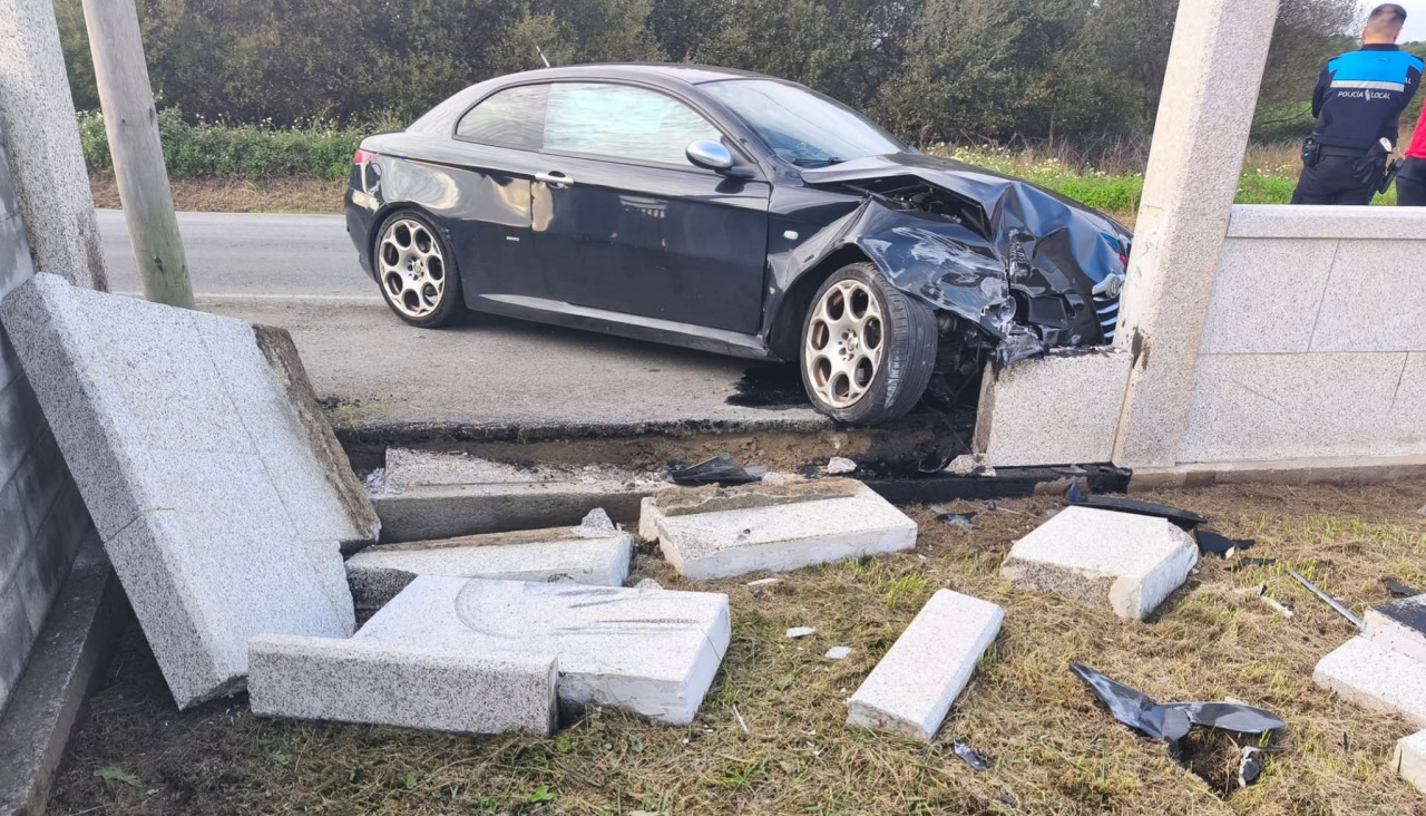 El único coche implicado en el accidente de tráfico, un Alfa Romeo, derribó el cierre de piedra de una vivienda del lugar de A Graña