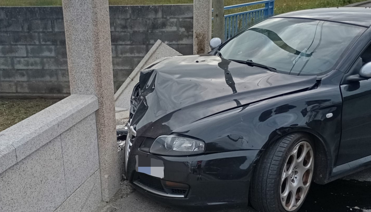 Un Alfa Romeo se salió de la vía e impactó y derribó el cierre de una vivienda del lugar de A Graña, en Carreira