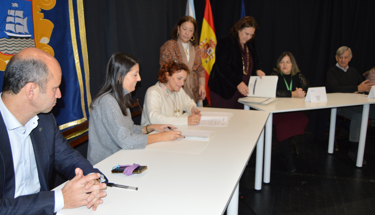 La firma de los convenios tuvo lugar en el escenario del antiguo auditorio, que temporalmente funciona de consistorio