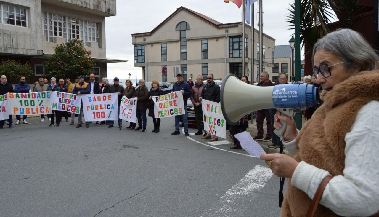 Pilar Millet, portavoz de los vecinos que se concentran cada jueves ante el centro de salud de Ribeira, dio lectura a un manifiesto para demandar mejoras