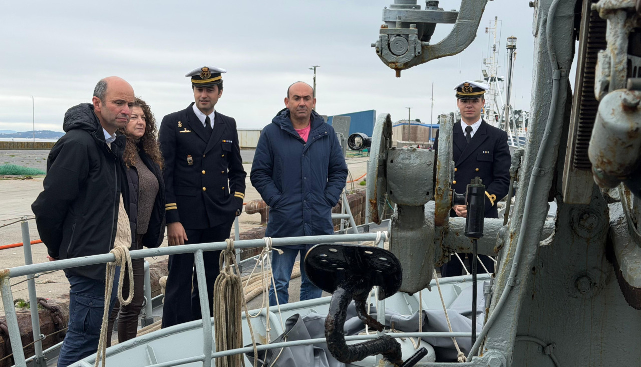 Vicente Mariño, Juana Brión y Fernando Abraldes visitaron el patrullero 'Tabarca' de La Armada Española con el comandante José Enrique Delgado de guía