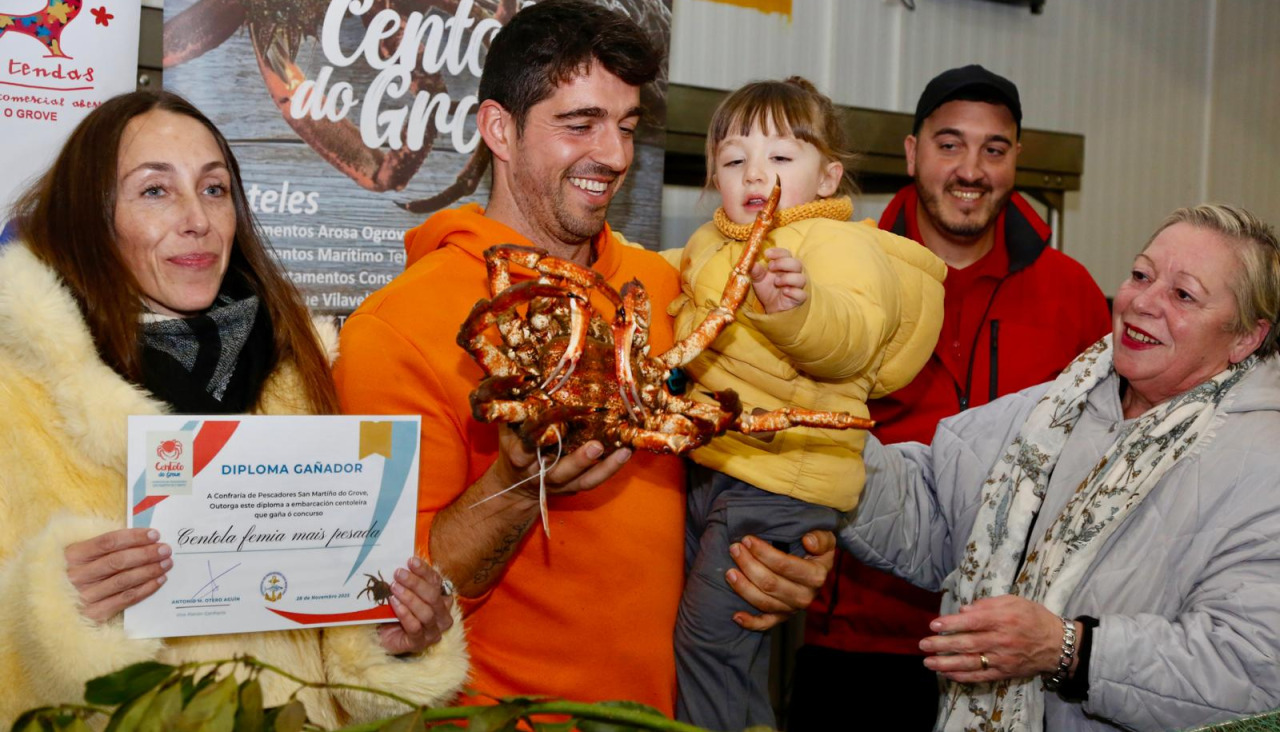 La subasta reunió a muchos participantes y familiares en la lonja meca