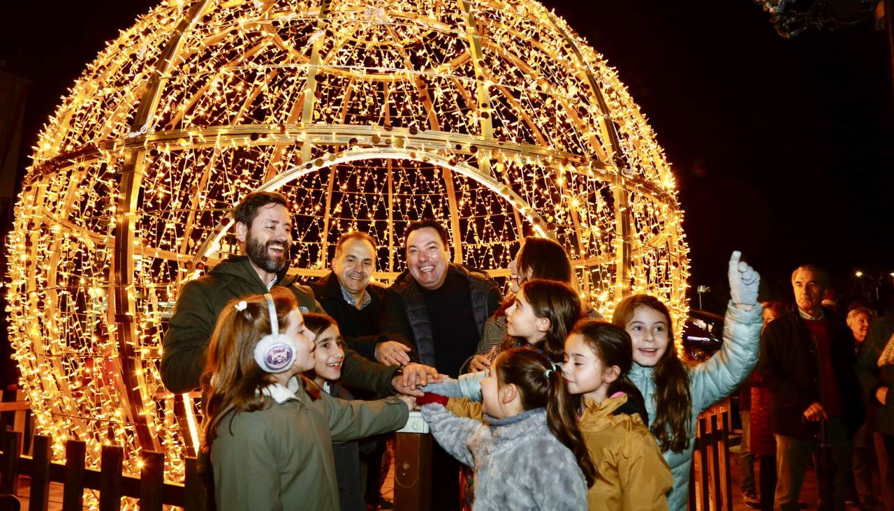 El pulsado del botón iluminó el alumbrado festivo