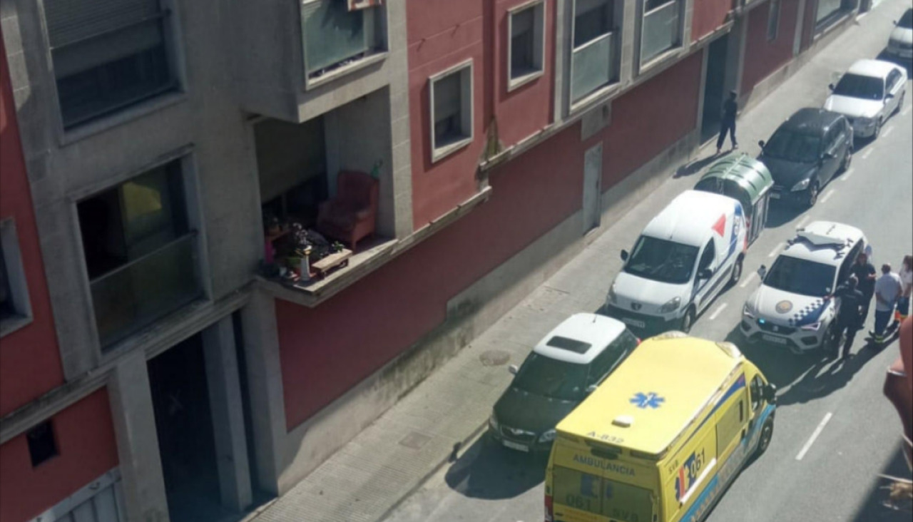 El 061 acudió a recoger al herido y lo trasladó en una ambulancia al Hospital do Barbanza