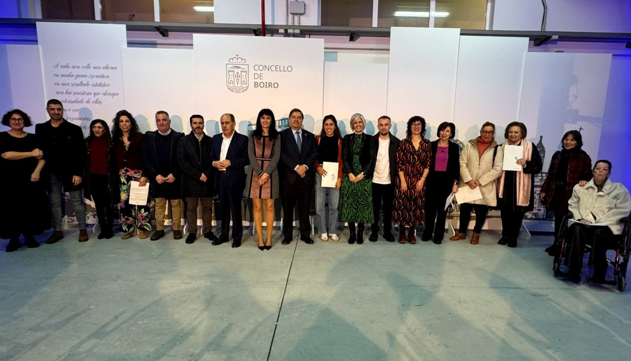 Los premiados con el Distintivo Benestar Social de Boiro y la autoridades se hicieron una foto de familia a la conclusión del acto