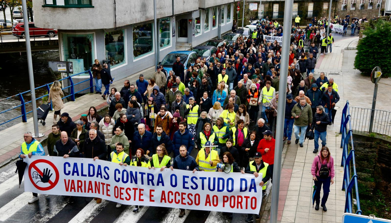 Caldas salió a la calle para criticar el trazado que une con el Puerto de Vilagarcía