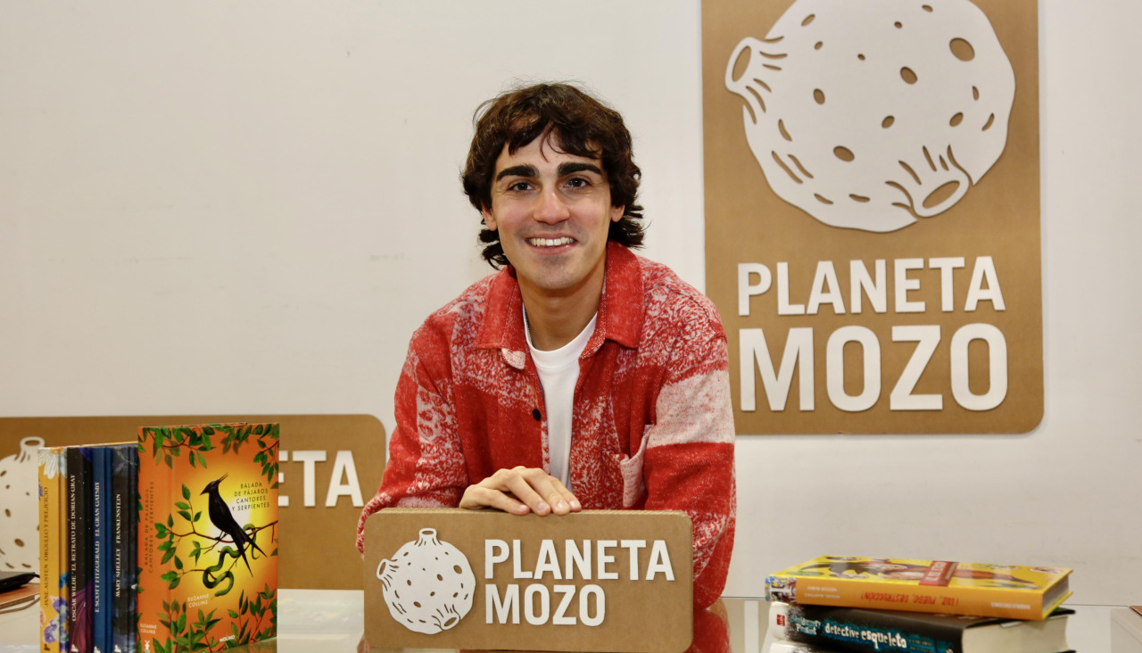 Borja Santamaría en el mostrador de su librería