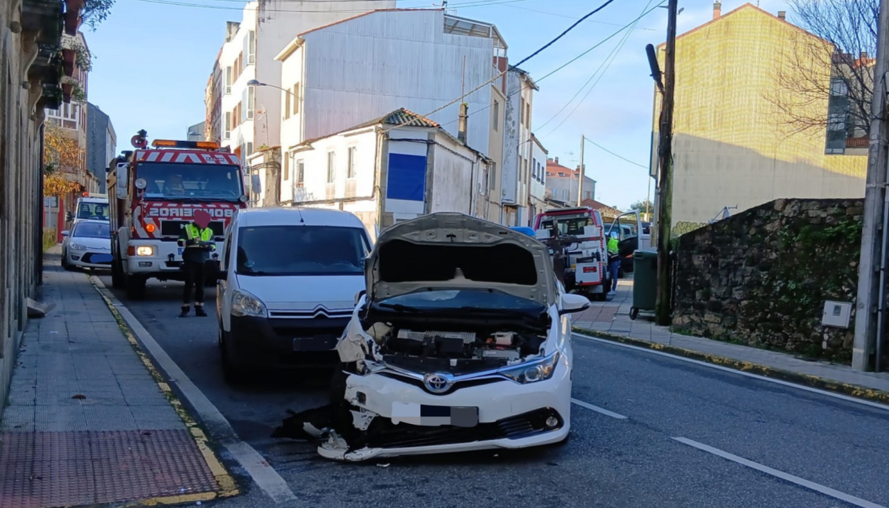 El accidente entre el coche de la Policía Local y la furgoneta de reparto del pan se registró en la Rúa Gasset, a la altura de la casa de cultura de A Pobra