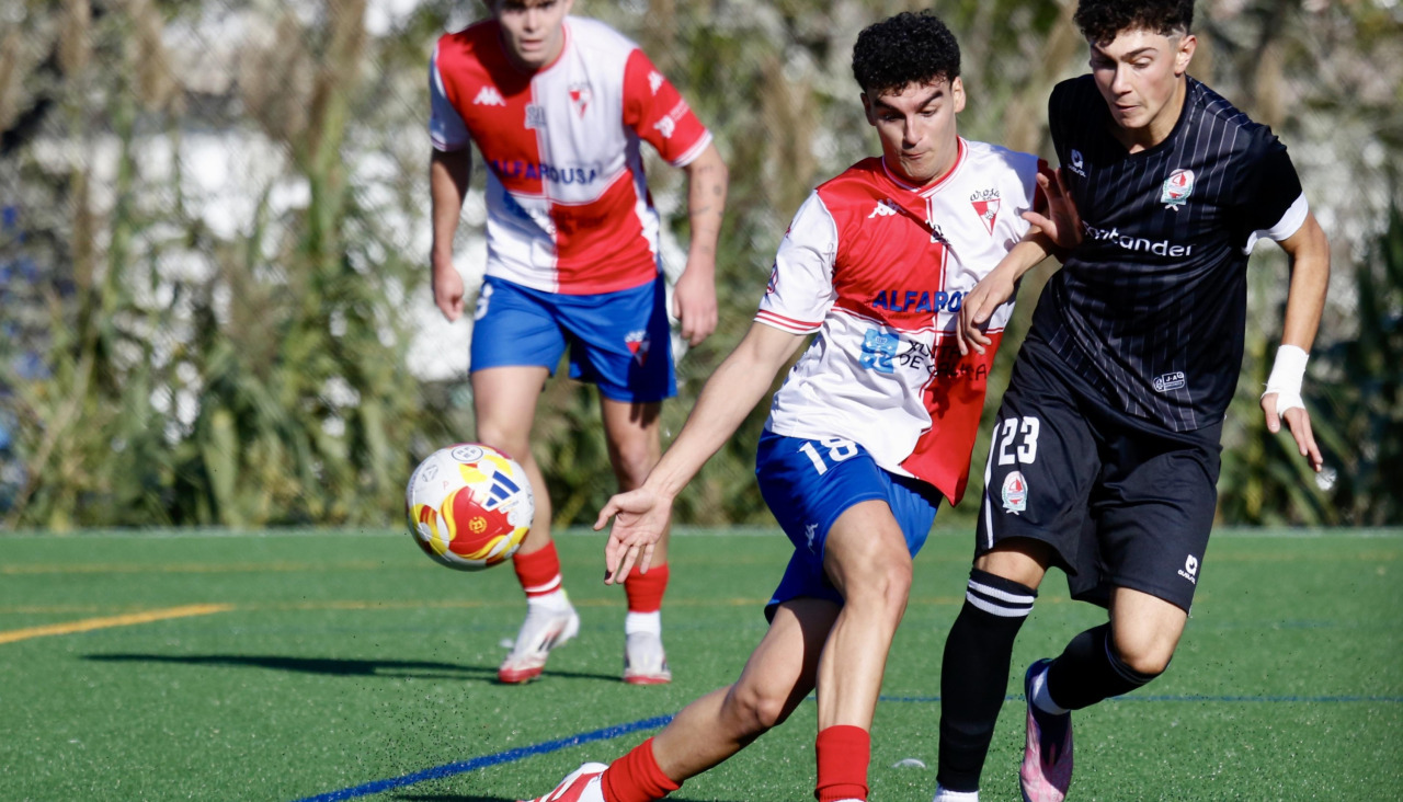 Lesta trata de impedir el avance de un rival