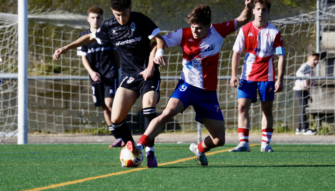 Pablo, que marcó un gol, presiona a un jugador del Bansander