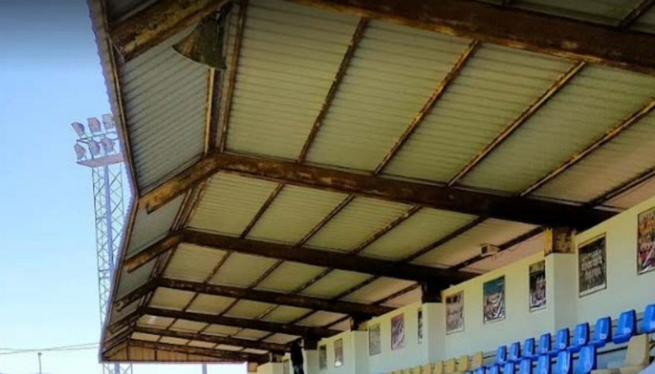 La cubierta de las gradas del campo de fútbol de Burgáns presentan un muy mal estado