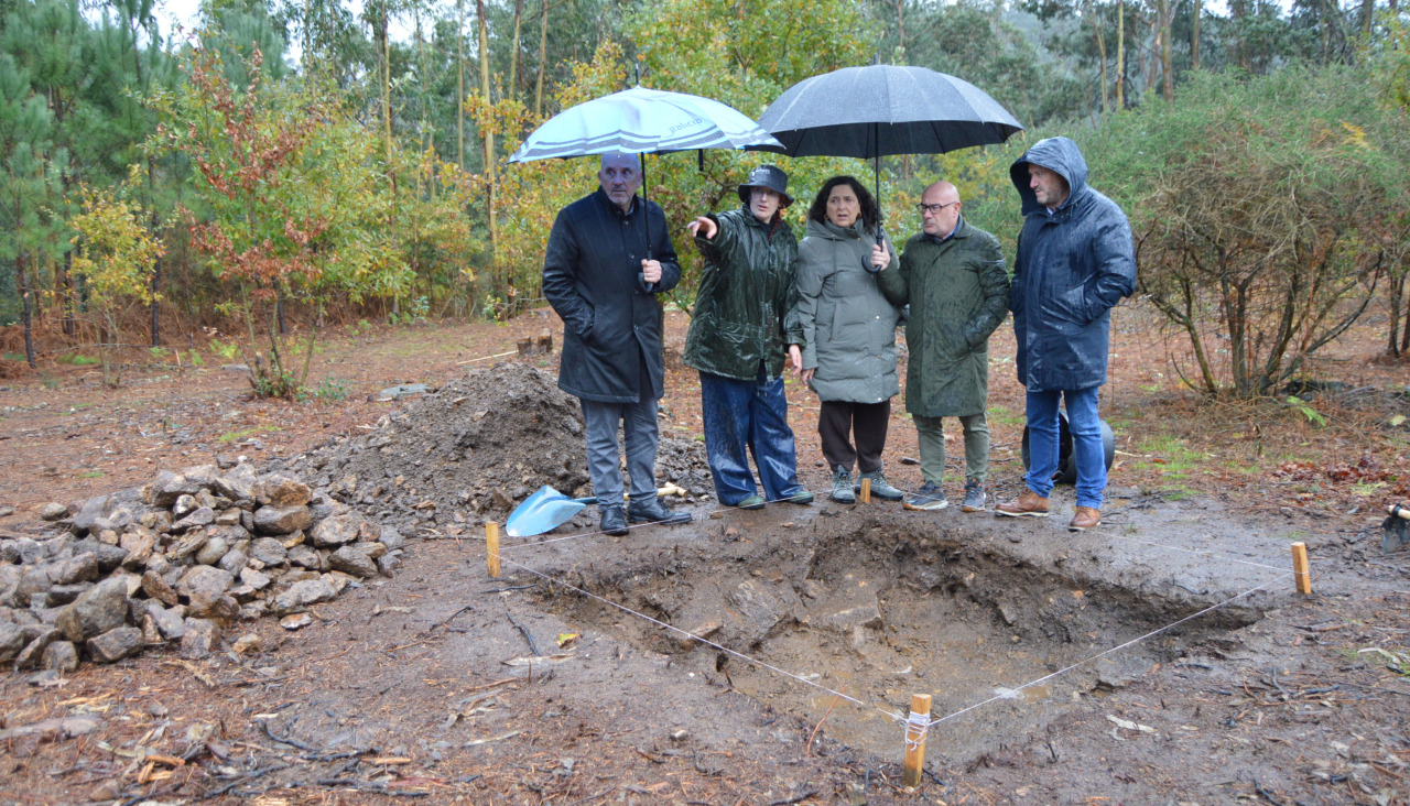 La directora de las prospecciones arqueológicas en el Castro da Croa dirigió a las autoridades en la visita a las zonas en las que se realizarán las excavaciones