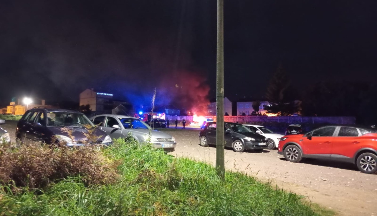 Coche ardiendo en Fexdega