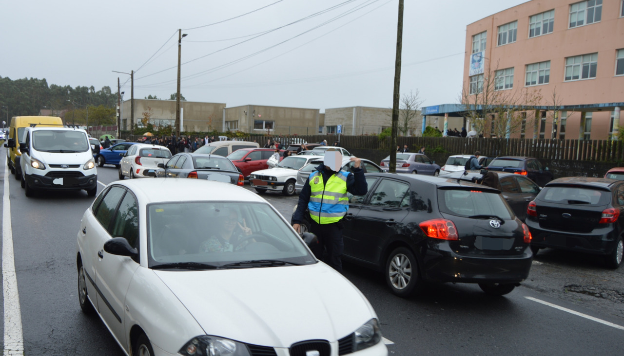 La Policía Local de Ribeira acudió a regular el tráfico y aliviar el caos circulatorio que se generó al acudir los familiares a recoger a los alumnos al no hacerlo el servicio de transporte escolar