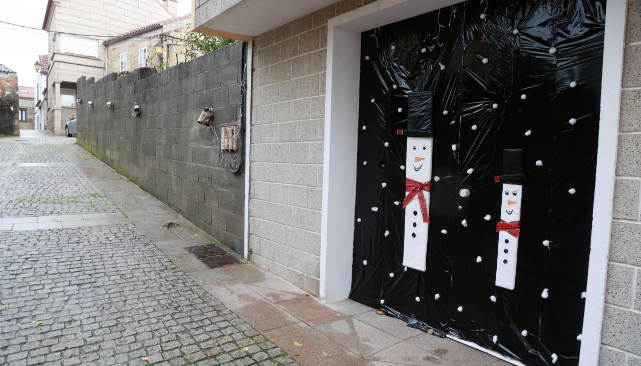 Uno de los portales ya decorados