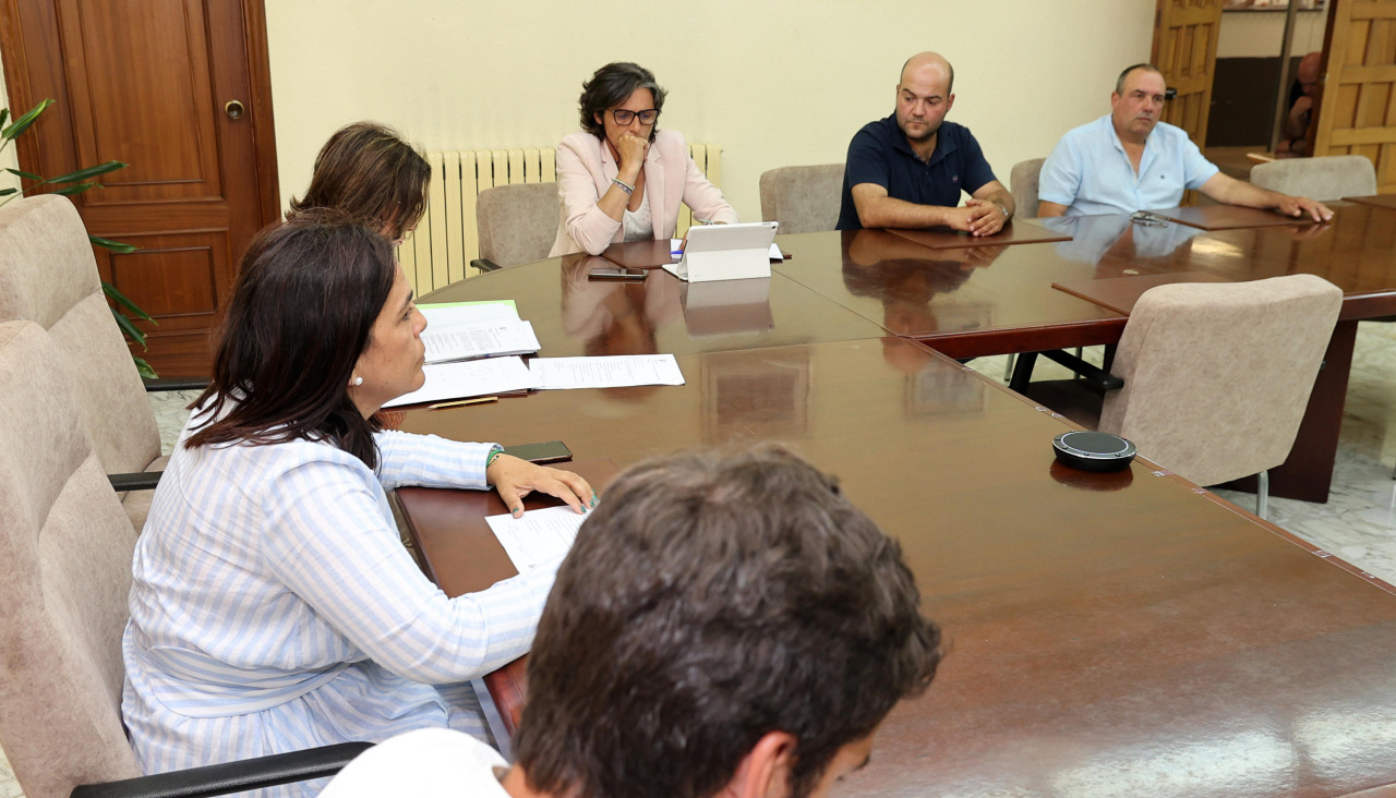 La alcaldesa y la popular, durante una sesión plenaria