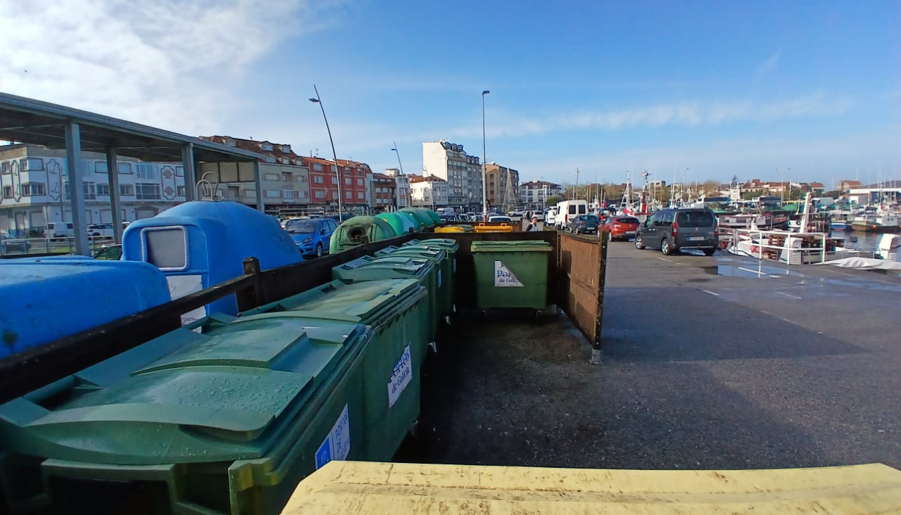 Imagen de los contenedores del puerto vacíos