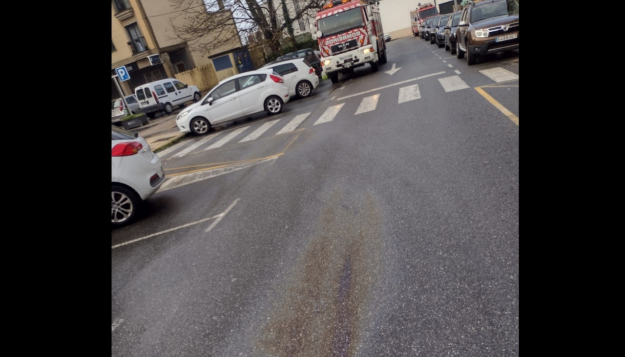 Imagen de parte del derrame de gasóleo que se extendió a lo largo de 8 kilómetros entre el centro de salud de Rianxo y la aldea de Burés