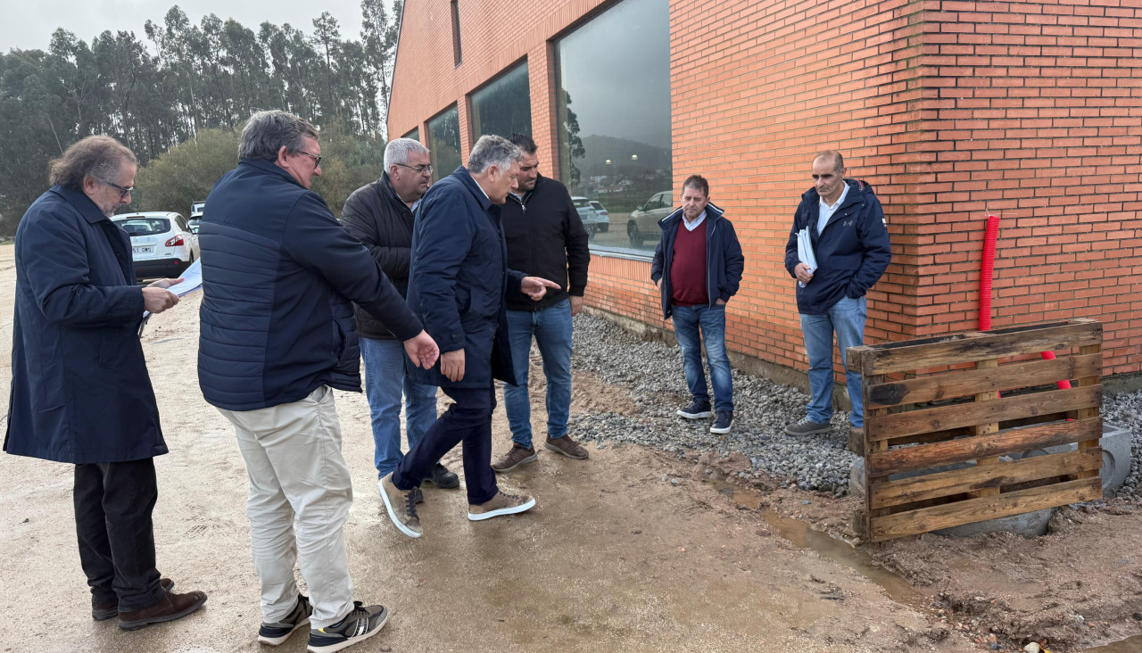 Un momento de la visita a la obra de A Telleira