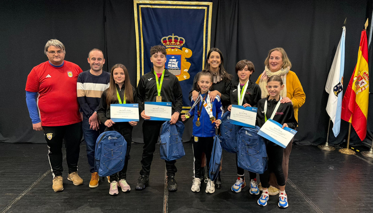 Homenaje a medallistas en compèticiones europeas de patinaje y  taekwondo en  Ribeira